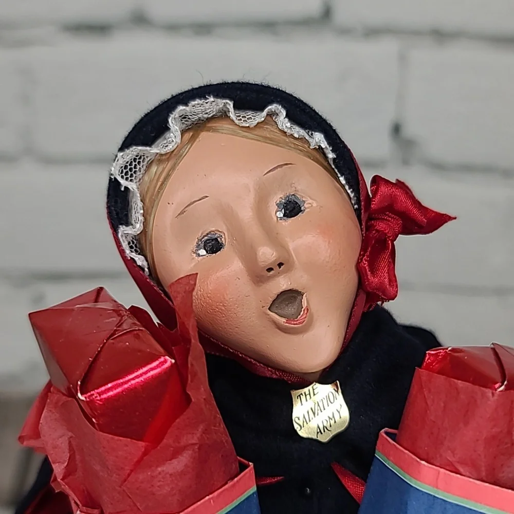 Byers' Choice Caroler Collectible 2005 Salvation Army Woman with Shopping Bags